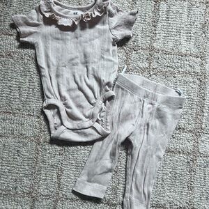 H&M Baby Ruffled Onesie in Soft tan cream